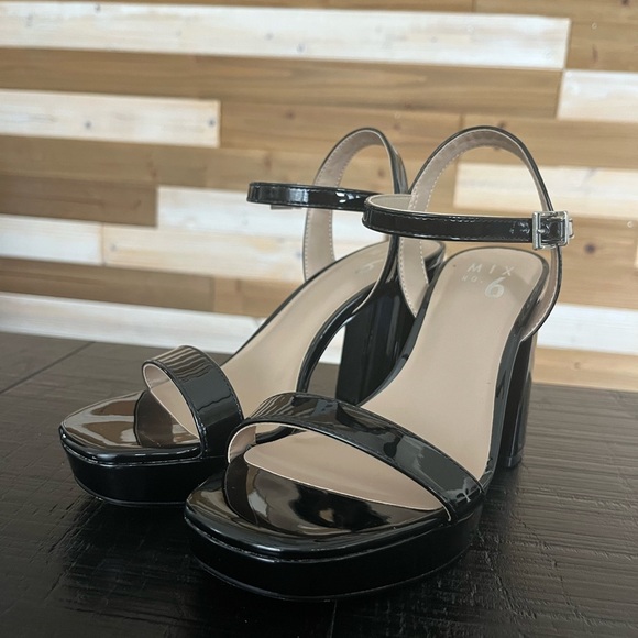 MIX NO. 6 SUNDRA PLATFORM SANDAL BLACK PATENT SIZE 6 - Picture 1 of 7